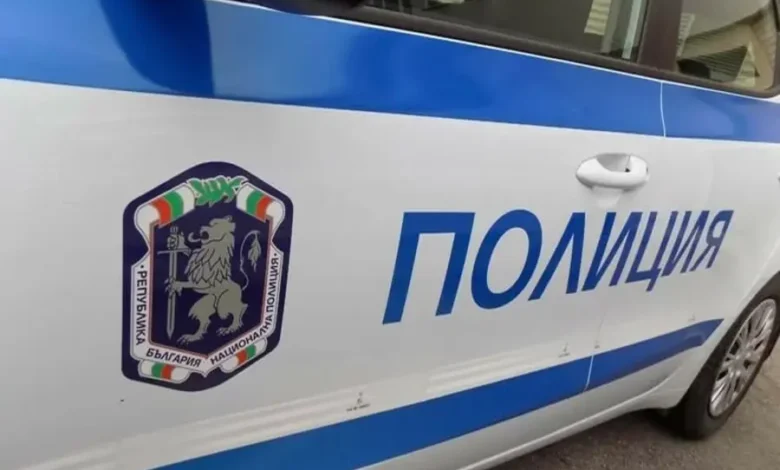 Полицаи пред общежитие в Угърчин след тройно убийство на 24 юни 2026