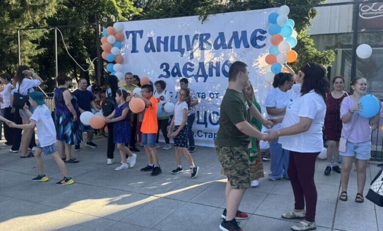 Деца танцуват на празника „Танцуваме заедно“ на площада в Стара Загора