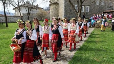 „Цветна плетеница“ - фолклорни изпълнители в народни носии в Златоград