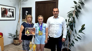 Изпълнителка от ВГ „Чучулиги“ с отличия по време на среща в Община Ловеч