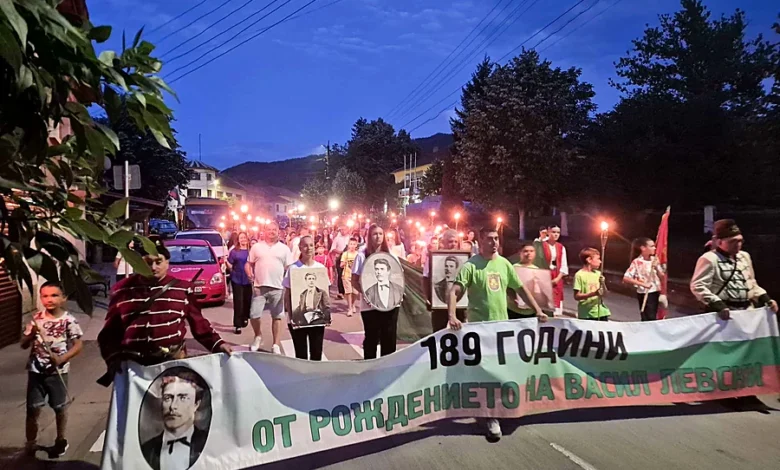 Факелно шествие по улица в Голям извор към къщата-музей „Васил Левски“
