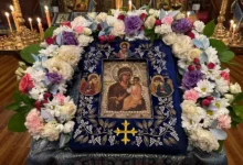 Хавайска Иверска икона, украсена с цветя в православен храм