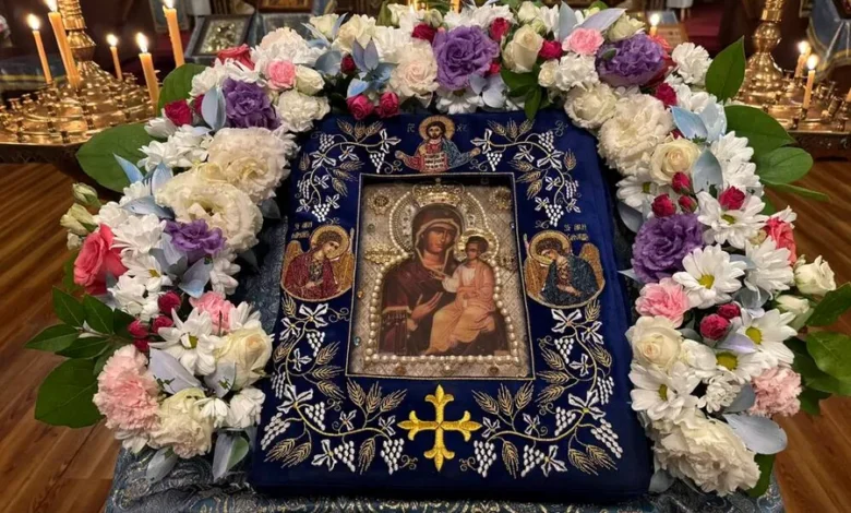 Хавайска Иверска икона, украсена с цветя в православен храм