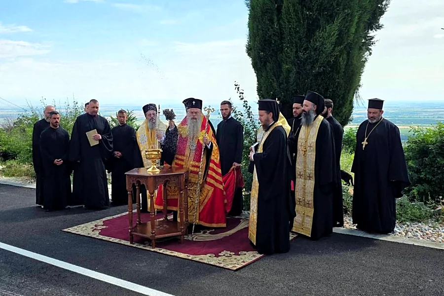 Литургия за откриването на пътя до манастир „Св. Петка“ Празнична литургия за откриването на пътя към манастир „Св. Петка“, водена от митрополит Николай