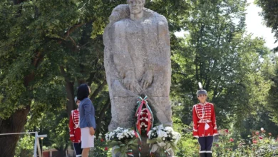 Шествие с венци и знамена по време на празника на Левски пред паметника на Васил Левски