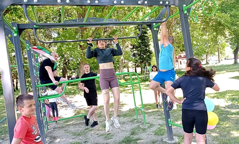 Хора спортуват на новият стрийт фитнес комплекс в село Йоглав