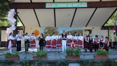 Съборът „От Тимок до Вита" се провежда в Черни Вит от 28 до 30 август 16 Народни изпълнители в носии на сцена в центъра на Черни Вит по време на събора „От Тимок до Вита"