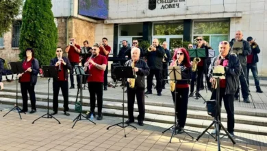 Община Ловеч отбеляза Деня на Независимостта с концерт и спектакъл 2 Духов оркестър свири на празничен концерт за Деня на Независимостта на площад в Ловеч