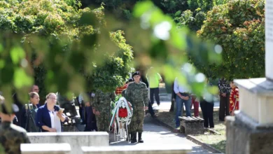 Военнослужещи с венец и музиканти от духовия оркестър в Троян за Деня на независимостта