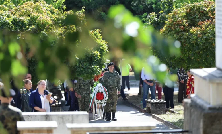 В Троян почетоха Деня на независимостта пред „Вила Ванна“ 1 Военнослужещи с венец и музиканти от духовия оркестър в Троян за Деня на независимостта