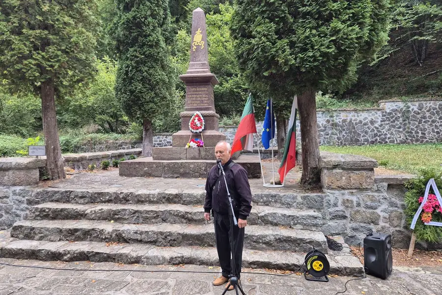 Мъж говори пред паметника на Георги Бенковски в Рибарица по повод годишнината от рождението му