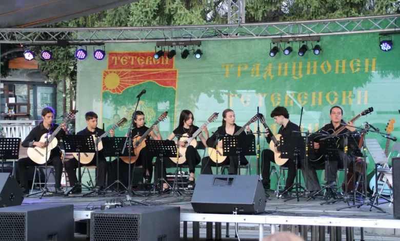 Млади китаристи изпълняват на открита сцена по време на Guitar Green Fest на площад в Тетевен