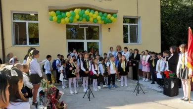 Ученици и учители на първия учебен ден пред НУ „Н. Й. Вапцаров“ в Оряхово с балони и цветя