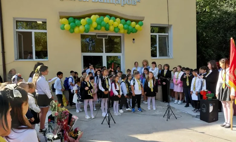 Ученици и учители на първия учебен ден пред НУ „Н. Й. Вапцаров“ в Оряхово с балони и цветя