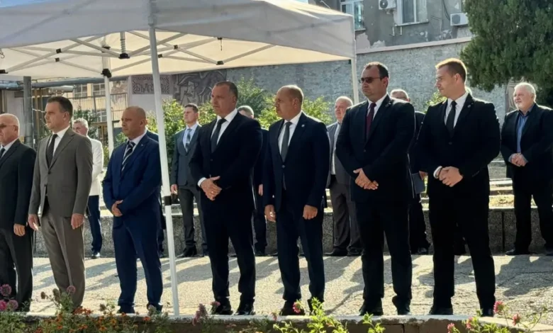 Официални лица под шатра по време на честването на 90-годишния юбилей на Затвора в Ловеч