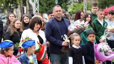 Барелеф на Тома Васильов пред Община Тетевен