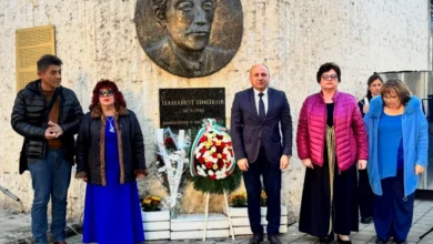 Откриване на третия хоров фестивал в Ловеч с цветя пред барелефа на Панайот Пипков
