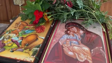 Две икони с китка цветя върху тях пред иконостаса на храмовия празник в село Хлевене