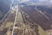 Въздушна снимка на местността край крепостта Состра с основите на римския хан до река Осъм при Ломец