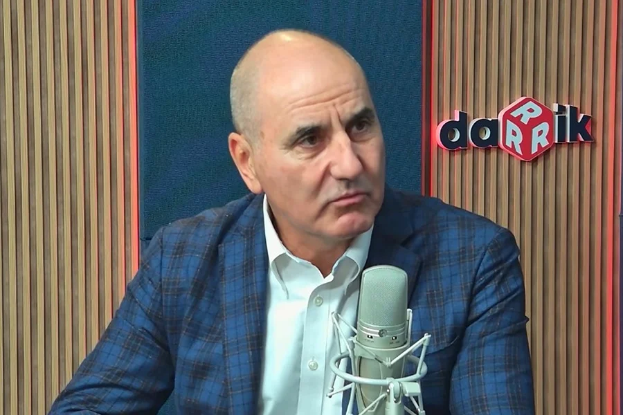 Цветан Цветанов в студиото на Дарик по време на интервю за убийството на Слави Бинев